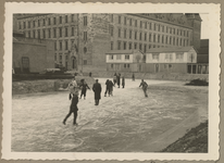 WN-146 Op de bevroren bouwput achter het postkantoor wordt in de winter van 1946 geschaatst. Op de achtergrond is de ...