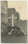 WN-159 Kruis met de tekst 'Voor hen die vielen' op de Coolsingel ter herinnering aan tien mannen die hier op 20 ...