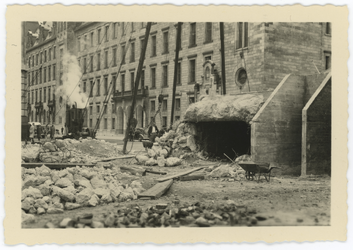 WN-171 Aan de achterzijde van het stadhuis op het Rodezand wordt een bunker ontmanteld met behulp van een stormram.