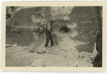 WN-173 Aan de achterzijde van het stadhuis op het Rodezand wordt een bunker ontmanteld met behulp van een stormram.