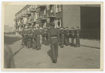 WN-178 Canadese militairen oefenen in de Cleyburchstraat in Blijdorp in de zomer van 1945. Op de achtergrond zijn de ...