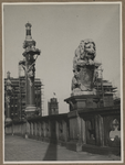 WN-193 Detailopname van de Regentessebrug. Op de voorgrond één van de twee bronzen leeuwen met het familiewapen van ...