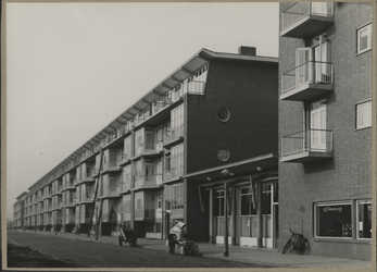 WN-21 Nieuwe portiekwoningen aan de Gerdesiaweg (voorheen Vredenoordlaan) ontworpen door architecten Brinkman en Van ...
