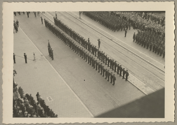 WN-53 Plechtigheden voor het stadhuis op de Coolsingel vanwege de beëdiging van 86 officieren van het Corps Mariniers. ...