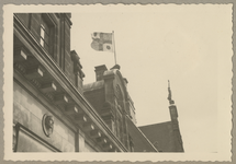 WN-56 Koninklijke vlag wappert op het stadhuis vanwege de aanwezigheid van Prins Bernard bij de beëdiging van 86 ...