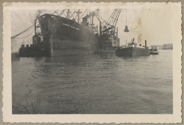 WN-72 Het overbrengen van kolen uit het schip 'Robert Ellis Lewis' naar een binnenvaartschip in de Waalhaven.