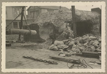 WN-78 Aan de achterzijde van het stadhuis op het Rodezand wordt een bunker ontmanteld met behulp van een stormram. ...