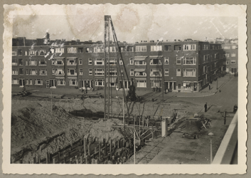 WN-92 Op de voorgrond nieuwbouwwerkzaamheden aan de Cleyburchstraat in de wijk Blijdorp. Op de achtergrond woningen aan ...