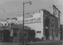 XVII-43-05-01-03-02 Oude ingang van Station Hofplein met daarnaast het gebouwtje van snelbuffet Hofplein.