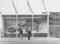 XXVI-49-00-00-01 Promotiebord Rotterdam Bouwt in 1948 aan de Coolsingel.Op de achtergrond rechts een deel van de Ravero ...