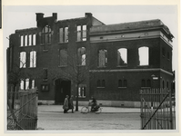 XXXIII-569-39-13 De restanten van het stadstimmerhuis aan het Haringvliet enige tijd na het bombardement van 14 mei 1940.