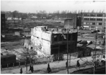 XXXIII-569-45-1 De Coolsingel met de Kruiskade met verwoeste gebouwen als gevolg van het Duitse bombardement van 14 mei ...