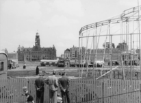 XXXIII-753-00-01-01 Het Schouwburgplein met de opbouw van het circus Mikkenie. Op de achtergrond het stadhuis aan de ...