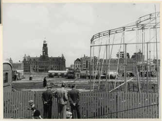 XXXIII-753-00-01-01 Op het Schouwburgplein wordt de tent van circus Mikkenie opgebouwd. Op de achtergrond het stadhuis ...