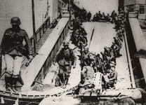 1968-254 Op de voorgrond Duitse troepen bij de vernielde brug bij Maastricht.