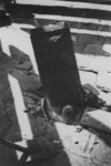 1968-260 Op de Nieuwe Plantage steekt een niet ontplofte bom (blindganger) uit het wegdek