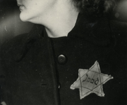 1968-281 Een jodenster op de kleding van een vrouw.