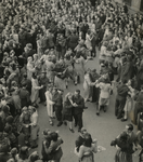1971-2278 Een dansende menigte op straat na de bevrijding.