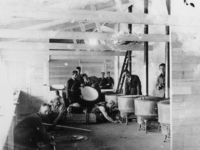 1977-3010 Op het Bentinckplein wordt een houten uitdeellokaal van de centrale keuken gebouwd. Op de foto zijn arbeiders ...