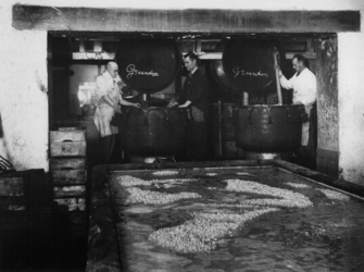 1977-3040 Koks bereiden voedsel in een centrale keuken.