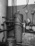 1977-3103 De ketels van de centrale gaarkeuken werden wegens gebrek aan kolen met koolteer gestookt.