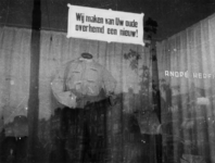 1977-3123 In etalage van modewinkel André Herfkens wordt reclame gemaakt voor het vermaken van oude overhemden: Wij ...