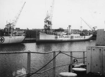1977-3156 Zweedse Rode Kruisschepen in de Merwehaven. Het Zweeds meel wordt gelost.