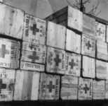 1977-3180 Kisten met sinaasappels van het Rode Kruis na de bevrijding.
