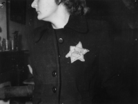 1977-3203 Tijdens de bezetting en Jodenververvolging in de Tweede Wereldoorlog. Jodenster op kleding van vrouw.
