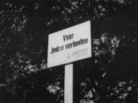 1977-3204 Tijdens de bezetting en Jodenververvolging in de Tweede Wereldoorlog. Bord met tekst: Voor Joden verboden bij ...