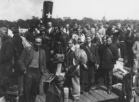 1977-3264 Terugkeer van in Duitsland tewerkgestelde arbeiders bij de Parkhaven.