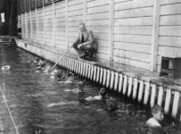 1977-3291 Kinderen met banden van kurk om krijgen zwemles.