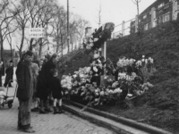 1977-3312 Bloemenhulde bij een gedenkkruis in het talud van de Oostzeedijk, ter hoogte van de Hoflaan, ter ...