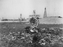 1977-3314 Een krans bij een gedenkkruis voor de gefusilleerden (gevallenen) uit de Tweede Wereldoorlog op het Oostplein.