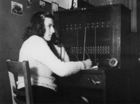 1977-3406 Telefoniste op het distributiekantoor.