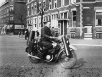 1977-3458 Een motorrijder rijdt op motorfiets met houtgasgenerator.