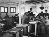 1977-3511 Een leslokaal met studenten van de Academie van Beeldende Kunsten. De Academie is ondergebracht in de fabriek ...