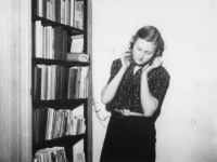 1977-3525 Klandestien naar de radio luisteren.