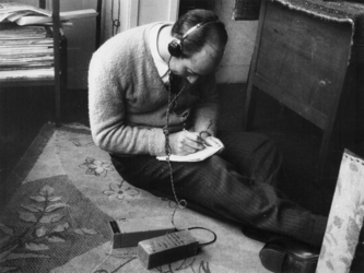 1977-3532 Een kleine, door de RAF gedropte radio, wordt gebruikt als nieuwsbron voor illegale bladen.