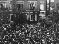 1977-3577 Burgemeester P.J. Oud, die op het balkon van zijn woning aan de Hoflaan de Nederlandse vlag heeft ...
