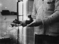 1977-3583 Handgranaten die in het bezit zijn van knokploegen.