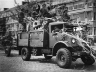 1977-3614 Herdenking van de bevrijding in 1945. Historiese optocht. Een vrachtwagen met Canadezen .