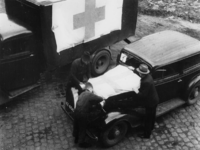 1977-3630 Auto en vrachtauto worden voorzien van de Rode Kruisvlag.