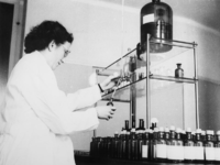 1977-3677 Een medewerkster van de GGD (Gemeentelijke Geneeskundige Dienst) vult flessen met vitamine D.