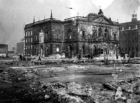 1977-3709 Gezicht op de door het Duitse bombardement van 14 mei 1940 getroffen schouwburg in de Aert van Nesstraat, uit ...