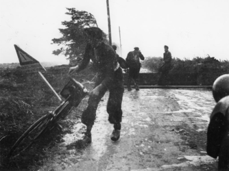 1977-3722 Door de hevige storm komen diverse fietsers en voetgangers in moeilijkheden.
