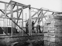 1977-3726 Bouw van houten noodwoningen.