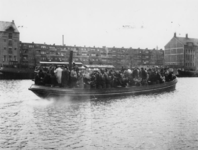 1977-3747 Het zogenaamde Delftse bootje vervoert op de Delfshavense Schie passagiers tussen Delft en Rotterdam.