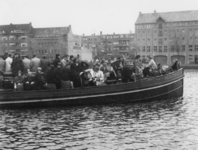 1977-3748 Het zogenaamde Delftse bootje vervoert op de Delfshavense Schie passagiers tussen Delft en Rotterdam.