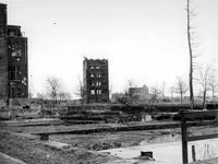 1977-3772 Restanten na het Duitse bombardement van 14 mei 1940. Het pand in het midden staat aan de Schiedamsesingel, ...